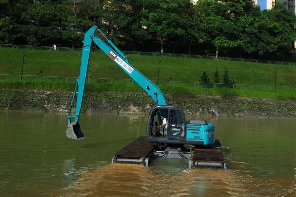 Cleaning River at Singapore (1)